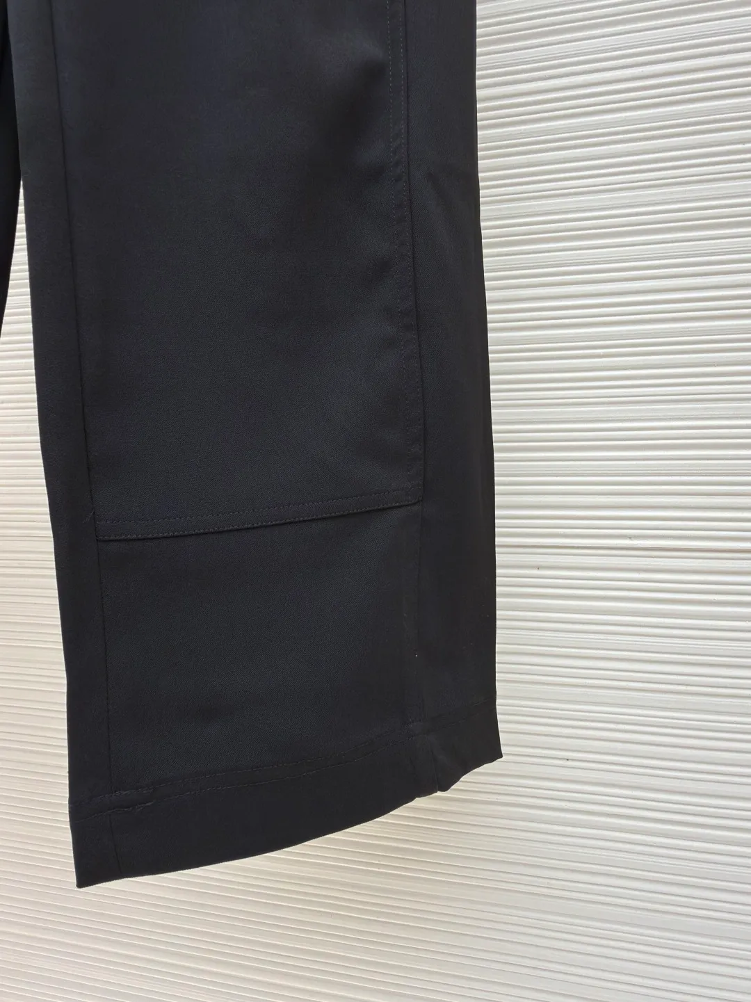 LOUIS VUITTON turquoise wool blend wide trousers ●Original version: Purchased and developed for 12700 ●Item number: 1680799-B40 ●Fabric: wool blended fabric ●Technology: Inlaid production ●Version: fitted version ●Weight: about 735 grams ●Size: 46-48-50-52 ●Description: Made of 100% sheep wool fabric with a weight of 480g. It is spun and dyed using this year's newly sheared sheep wool material. It is woven with high-speed rapier in a dust-free and static-free workshop. It has a double-sided weave, a satin weave on the back and a hemp pattern on the front. It is equipped with 60s cotton imitation Tencel twill lining and back pockets. Stenciled genuine motorcycle leather with embossed embossed seal, Swiss tooth bronze square slider and closed zipper, I-shaped buckle + rivets made of bronze with antique gold base, inlaid with lettering film and turquoise flat buckle on the inside. The surface is hand-painted and then a blower blows away the paint and then sealed with a high-gloss transparent enamel, giving the overall vision a halo effect. The overall wiring is straight and delicate, the fabric is comfortable and soft, and the color is consistent without color difference. It can be matched with the same style to create a fashionable look and control various occasions. Customized accessories, complete with three standards, same style for men and women!